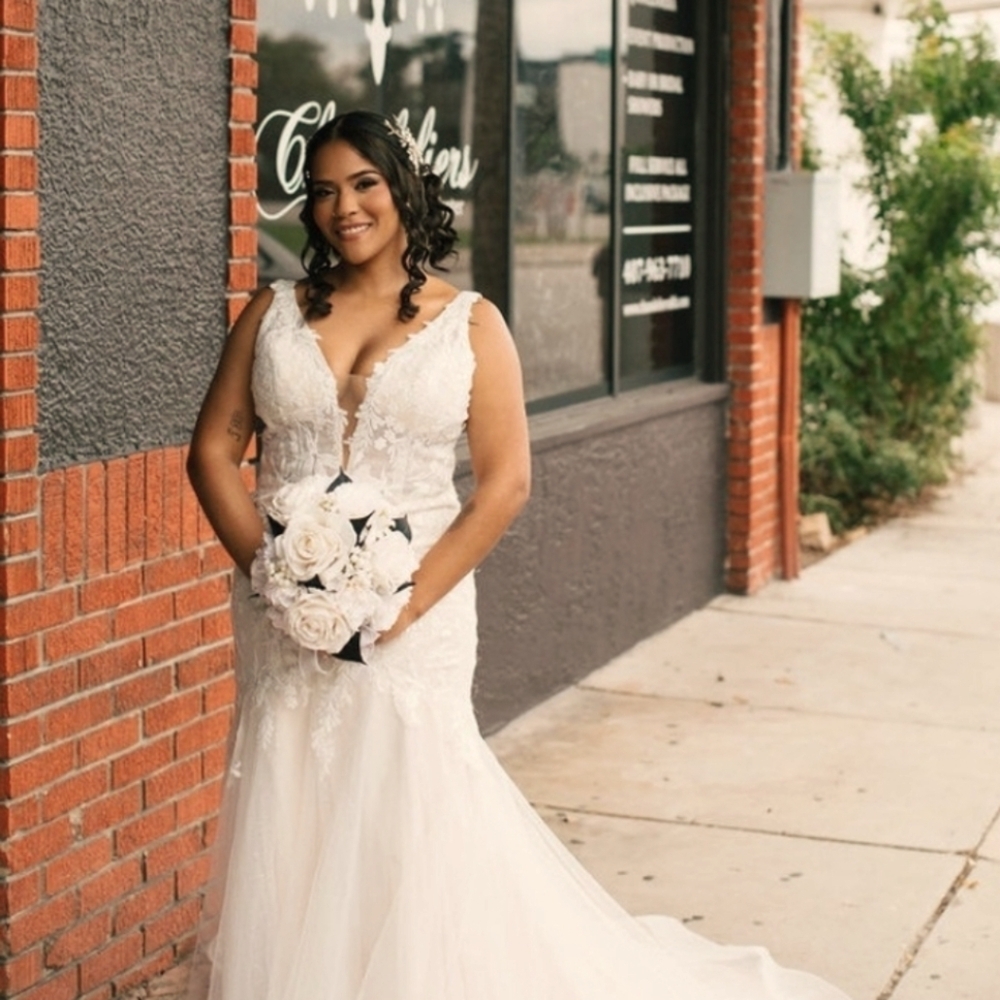 Elegant White Lace Wedding Dress